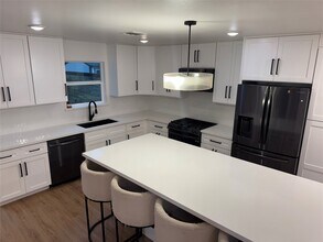 8125 Sunnyhill St in Houston, TX - Foto de edificio - Building Photo