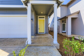 9212 SW Vermillion Dr in Tualatin, OR - Foto de edificio - Building Photo