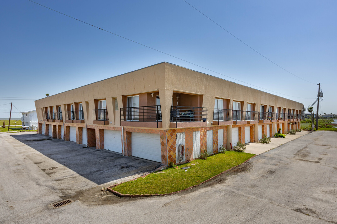 Seabreeze Condominiums in Seabrook, TX - Building Photo