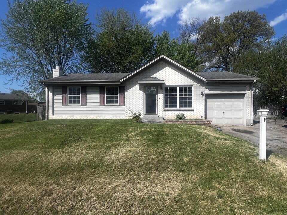 230 S Circlecrest Dr in Louisville, KY - Building Photo
