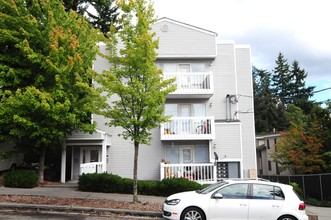 13744 Midvale Ave N in Seattle, WA - Foto de edificio - Building Photo