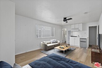 122 Buccaneer St in Marina Del Rey, CA - Building Photo - Building Photo