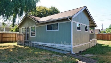 2139 11th St in Bremerton, WA - Building Photo - Building Photo