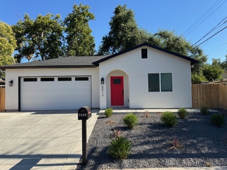 6812 Lincoln Oaks Dr in Fair Oaks, CA - Building Photo