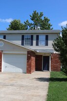 594 W Moan Pl in Fayetteville, AR - Building Photo