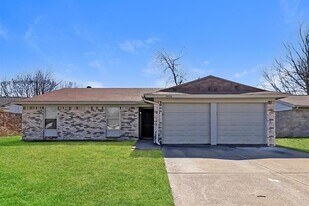 3904 Royal Crest Dr in Fort Worth, TX - Building Photo