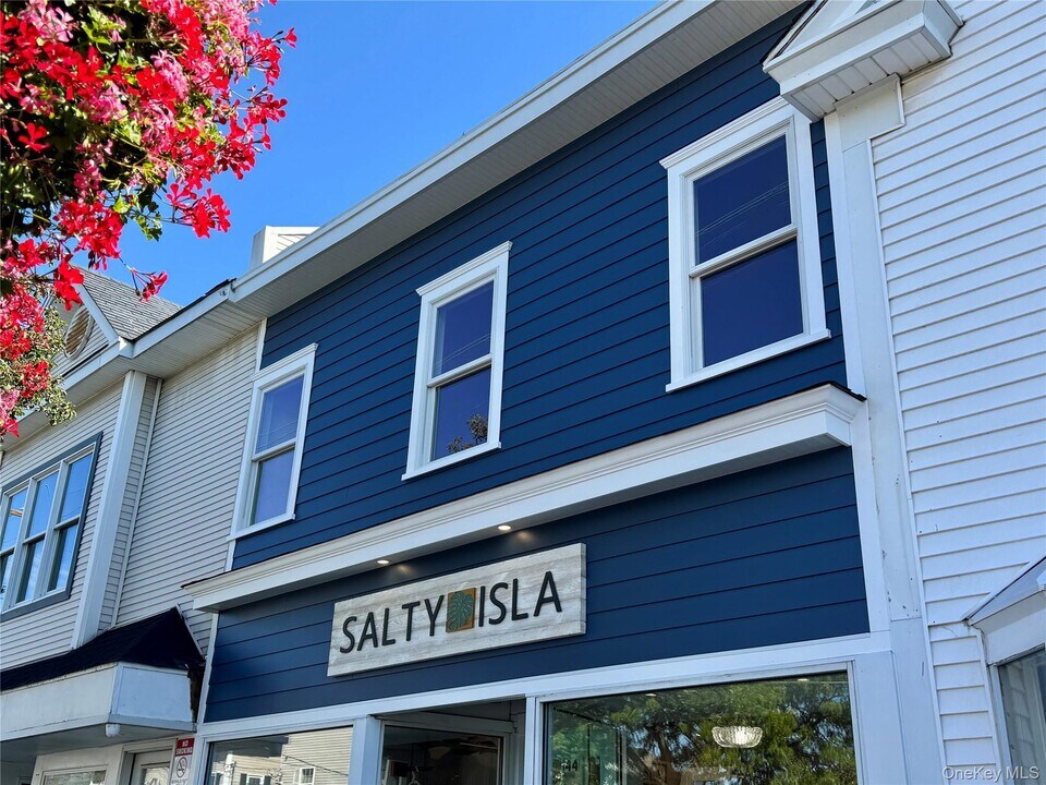 44 S Main St in Sayville, NY - Building Photo