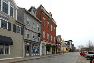 246 Thames St in Newport, RI - Foto de edificio - Building Photo