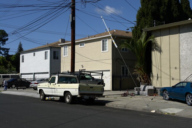 707 Cedar St in Redwood City, CA - Building Photo - Building Photo