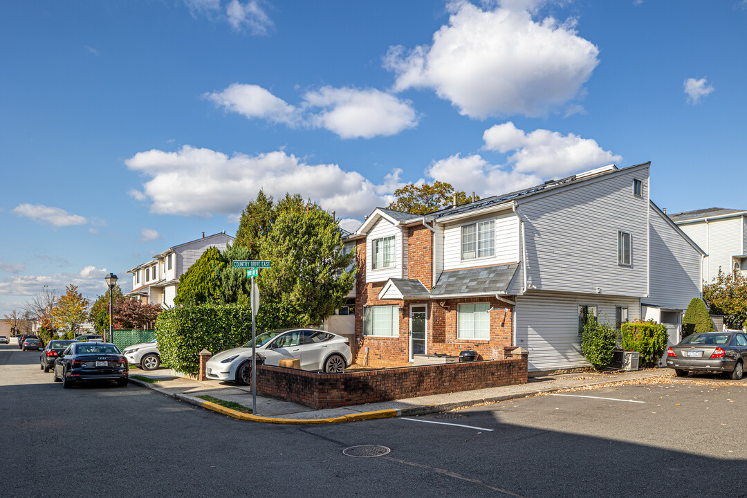 Town & Country Villa Condos in Staten Island, NY - Building Photo