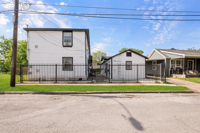 3124-3126 Webster St in Houston, TX - Building Photo - Primary Photo