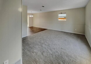 7748 Knoll Dr N in Jacksonville, FL - Foto de edificio - Building Photo