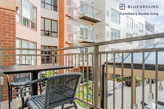 10333 Main St in Bellevue, WA - Foto de edificio - Building Photo