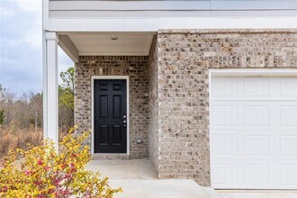 9220 Golfview Cir in Covington, GA - Building Photo - Building Photo