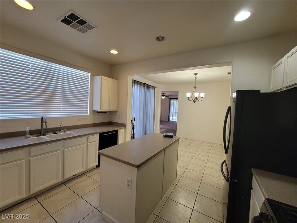 8930 Partridge Hill St in Las Vegas, NV - Building Photo