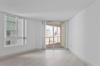 1900 N Bayshore Dr, Unit 1810 in Miami, FL - Foto de edificio - Building Photo