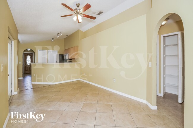 730 Outrigger Dr in Deltona, FL - Foto de edificio - Building Photo