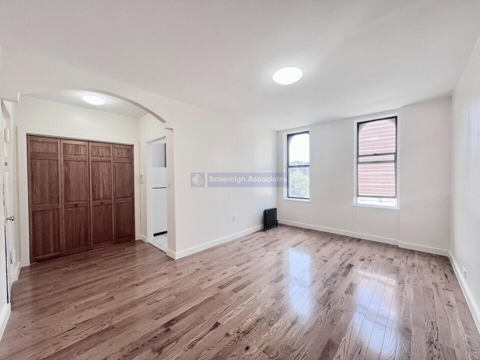 55 Ellwood St in New York, NY - Building Photo