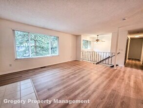 19044 NE 165th Pl in Woodinville, WA - Foto de edificio - Building Photo