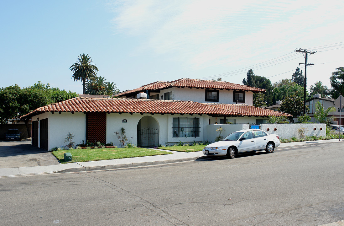 309 W Kelly Ave in Orange, CA - Building Photo