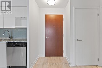 120 Varna Dr in Toronto, ON - Building Photo - Building Photo