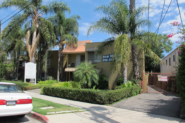 Clark Street Apartments in Tarzana, CA - Building Photo - Building Photo