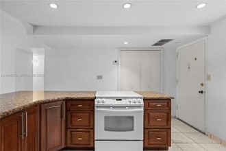 3030 Marcos Dr in Aventura, FL - Foto de edificio - Building Photo