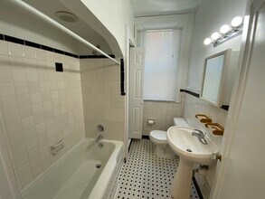 1532 Burney Ln, Unit 3 in Cincinnati, OH - Foto de edificio - Building Photo