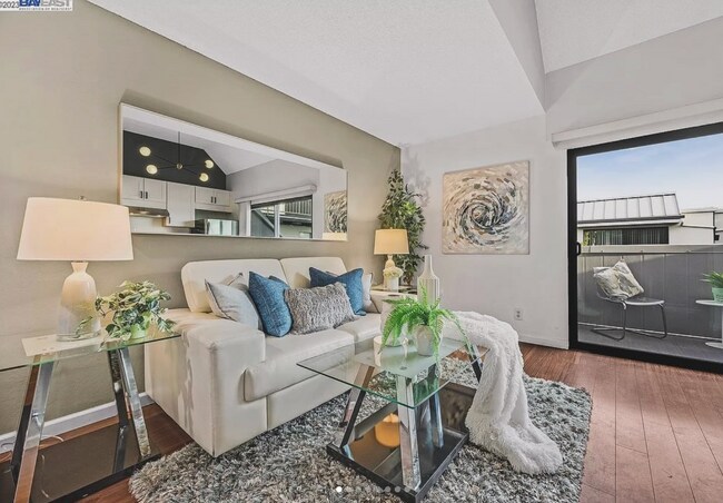 3 Embarcadero W, Unit 3 Embarcadero W #334 in Oakland, CA - Building Photo - Building Photo