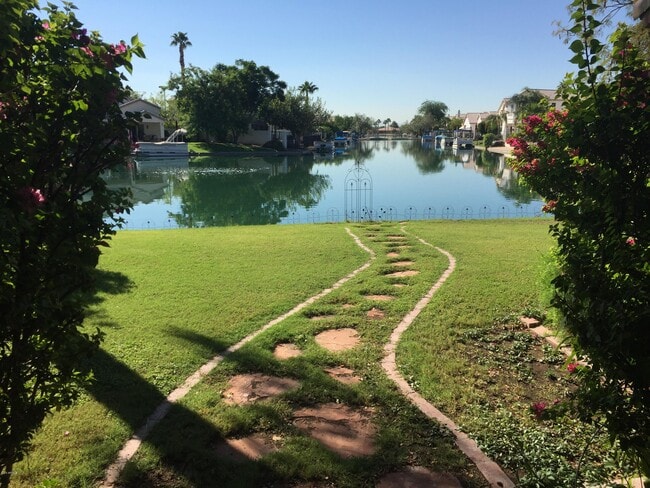 9023 W Lisbon Ln in Peoria, AZ - Foto de edificio - Building Photo