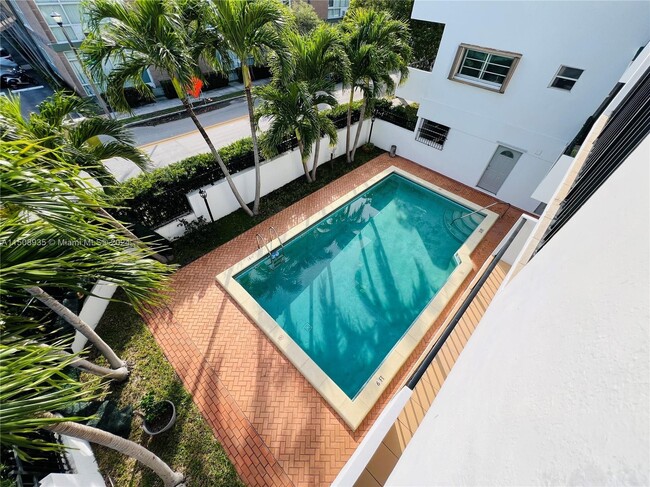 1900 Meridian Ave, Unit 306 in Miami Beach, FL - Building Photo - Building Photo