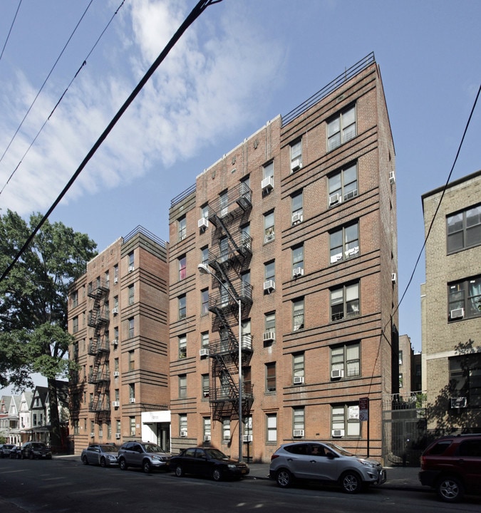 2705 Bainbridge Ave in Bronx, NY - Building Photo