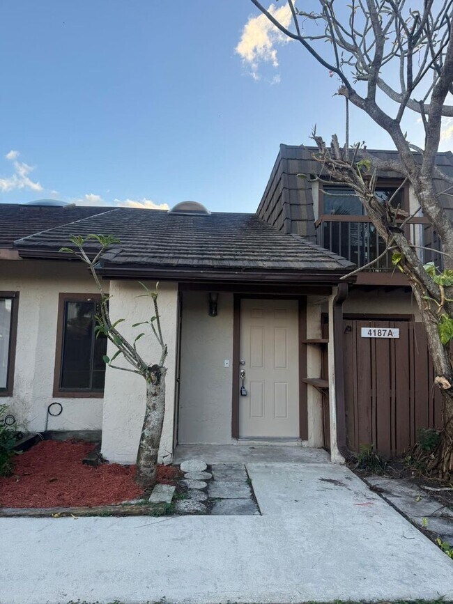 4187 Palm Bay Cir-Unit -1 in West Palm Beach, FL - Building Photo - Building Photo