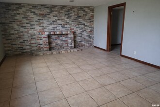 1637 Harrison Dr in Clinton, IA - Building Photo - Building Photo