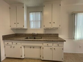 19401 Haynes St, Unit 10 in Los Angeles, CA - Building Photo - Building Photo