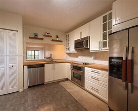 511 Ives Dairy Rd in Miami, FL - Building Photo - Building Photo