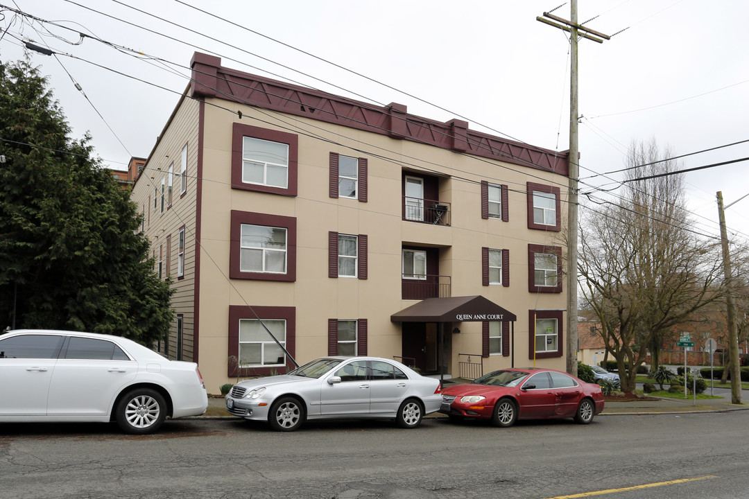 QA Queen Anne Court in Seattle, WA - Building Photo