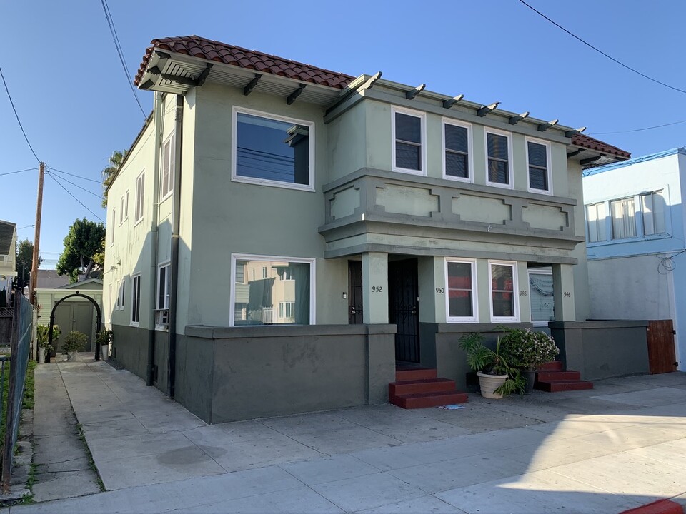 946 E Broadway in Long Beach, CA - Building Photo