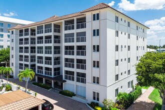 Spindrift Club in Naples, FL - Foto de edificio - Building Photo