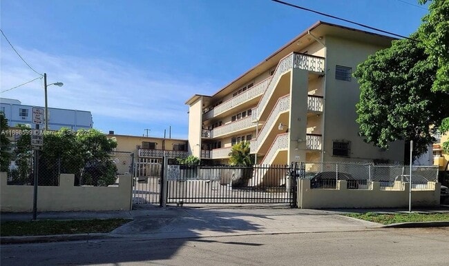 1220 SW 5th St in Miami, FL - Building Photo - Building Photo