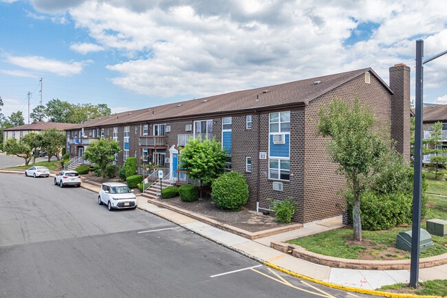 Woodbridge Village in Avenel, NJ - Foto de edificio - Building Photo