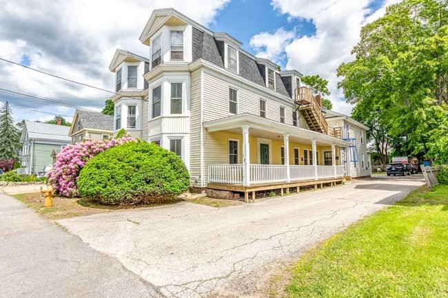 119 Elm St in Amesbury, MA - Foto de edificio - Building Photo