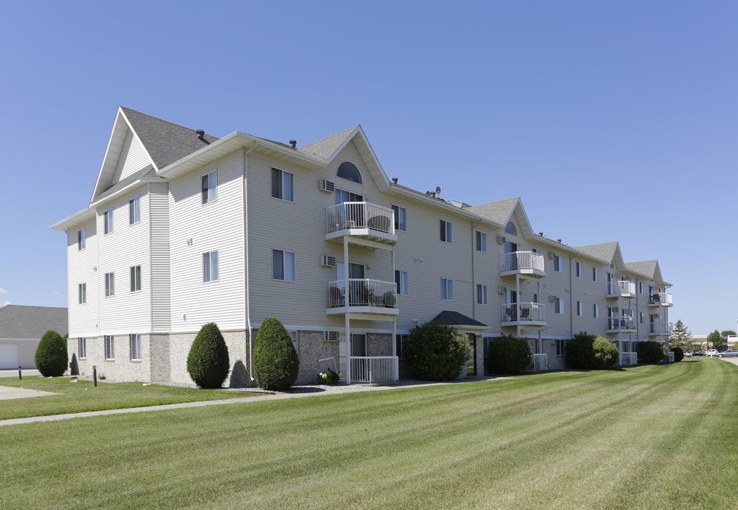 Summit Point in Fargo, ND - Building Photo