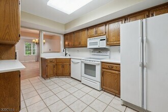 12 Stone Run Rd in Bedminster, NJ - Building Photo - Building Photo
