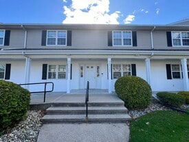 665 Center St in Ludlow, MA - Building Photo