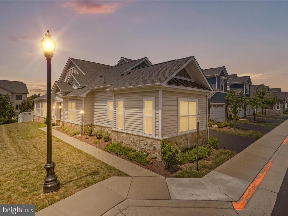 23663 September Sun Square in Ashburn, VA - Building Photo