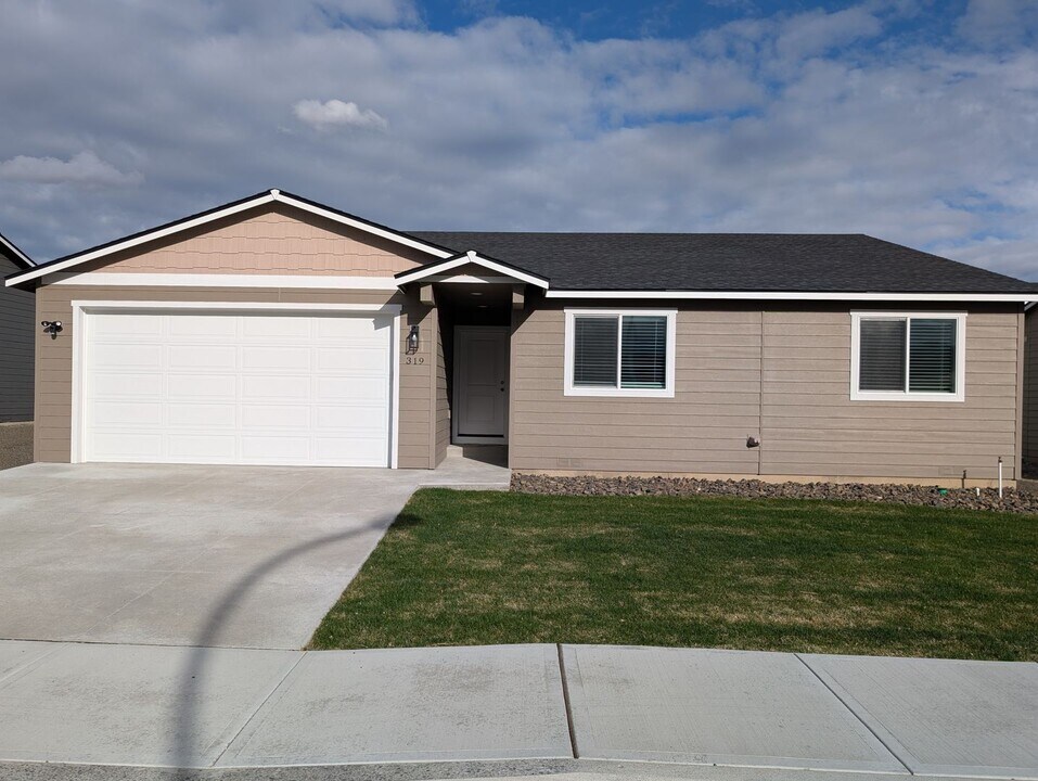 319 S Nevada Ave in East Wenatchee, WA - Building Photo