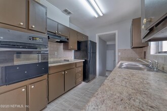 1212 Kennerly Rd in Jacksonville, FL - Foto de edificio - Building Photo