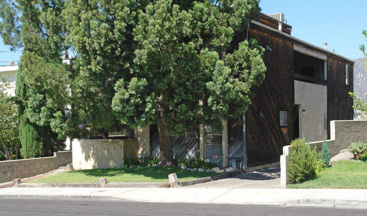 7635 Wyngate St in Tujunga, CA - Foto de edificio