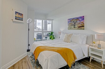 482 Lake Shore Blvd W in Toronto, ON - Building Photo - Building Photo